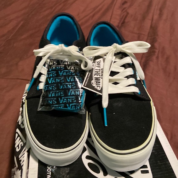 Women’s Vans Brand Laced Tennis Shoes.  NWT! - Picture 2 of 16